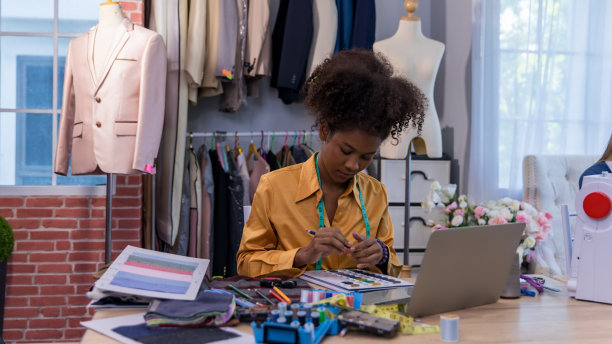 女时装设计师在裁缝店工作。时装设计人体模型测量概念图片下载