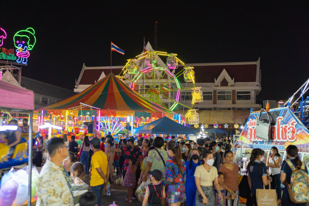 夜市的人们走在街市上，五颜六色的帐篷在Ratchada火车在曼谷市，泰国。Rerail商店图片下载