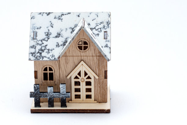 冬季风格的模型木屋，屋顶上有雪，木栅栏，门窗。用于装饰的老式木质房屋。玩具小属性模型孤立在白色背景上。概念房屋买家-卖家图片下载