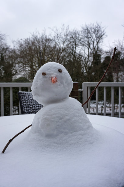 封闭小雪人在室外露台露台甲板图片下载