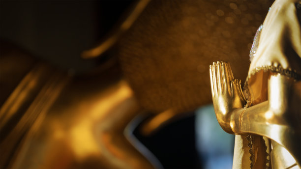 佛寺内祈福的金色佛像双手图片下载