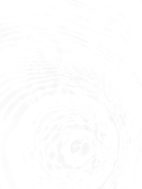 离焦模糊透明白色清晰平静的水面纹理与飞溅和气泡。潮流抽象的自然背景。水波在阳光下复制空间。白水闪耀图片下载