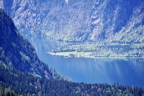 从远处俯瞰科尼西湖。白雪皑皑的阿尔卑斯山脉和科尼西山脉的一部分。科尼西湖和阿尔卑斯山的山峰在一张照片中。科尼西湖的全景。图片下载