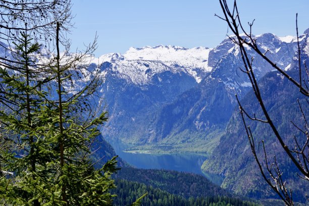 从远处俯瞰科尼西湖。白雪皑皑的阿尔卑斯山脉和科尼西山脉的一部分。科尼西湖和阿尔卑斯山的山峰在一张照片中。科尼西湖的全景。图片下载