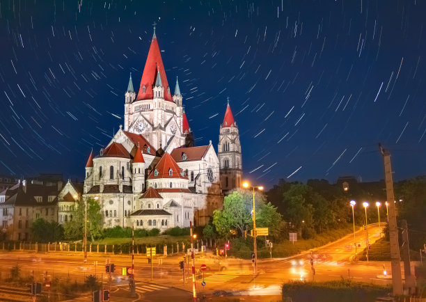 维也纳美丽的圣方济各教堂，星星在夜空中盘旋图片下载