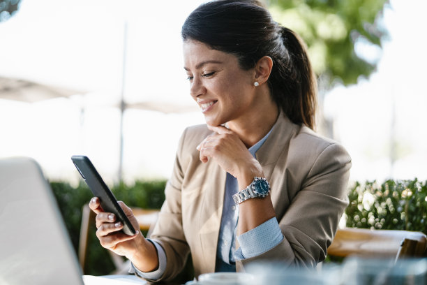 美丽优雅的女人使用电话图片下载