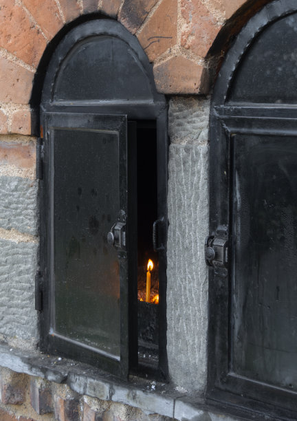 希腊传统的微型教堂，里面有燃烧的蜡烛图片下载