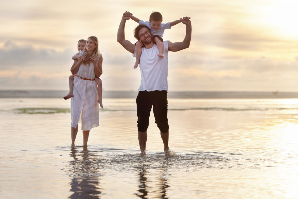 在海滩上共度美好一天的幸福家庭照片图片下载