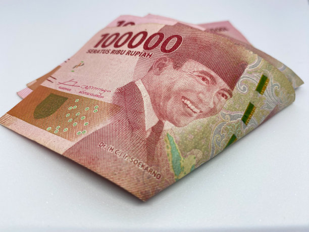 折叠的10万卢比印尼纸币，白色背景上有印刷空间。卢比是印尼货币图片下载