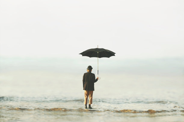 带着圆顶礼帽和雨伞的超现实女性展望无限，商业和自由的概念图片下载