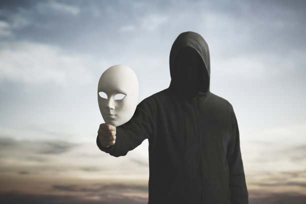 超现实主义的形象，一个人与模糊的脸显示他的面具，与一个角色的不同个性玩的概念图片下载