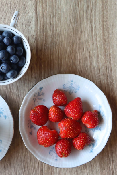 各种浆果在复古杯图片下载