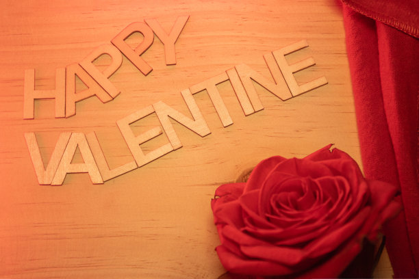 情人节快乐木制标志与红玫瑰图片下载