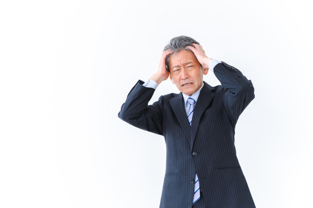 经理双手抱着头挣扎着图片下载