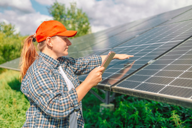 人检查太阳能电池板家用太阳能发电安装在智能手机应用程序。图片下载