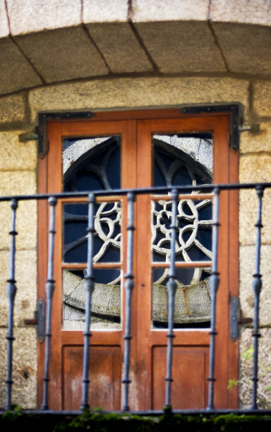 Santa María do Azogue church rose window reflected. Betanzos, Galicia, Spain.图片下载