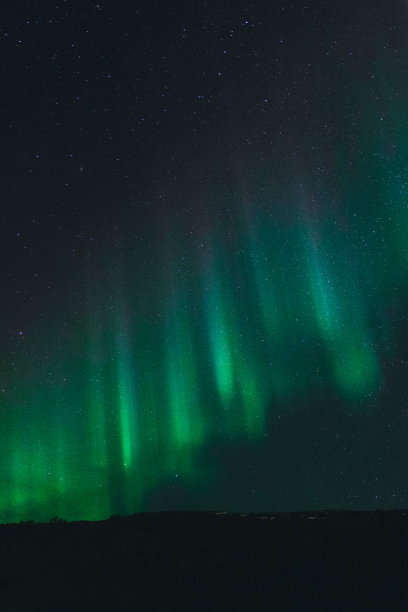 挪威山脉上空的强烈北极光图片下载