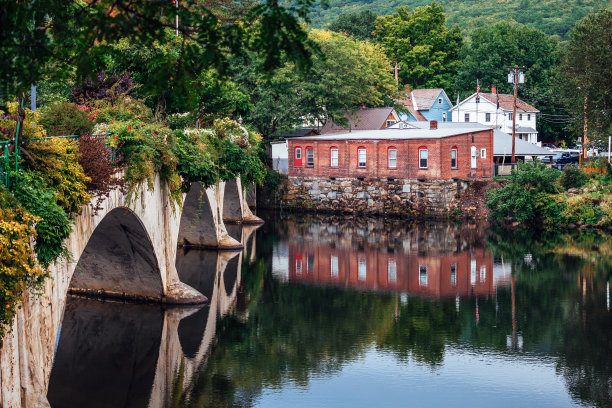 美国马萨诸塞州谢尔本瀑布的花之桥图片下载