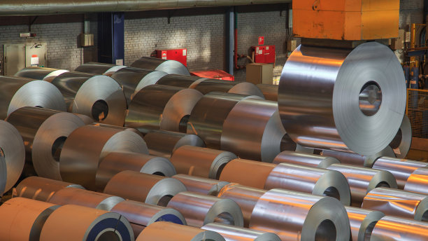铁厂仓库里的冷轧钢材。图片下载