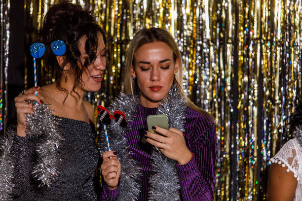 闺蜜们回顾自己在跨年派对上拍的自拍图片下载