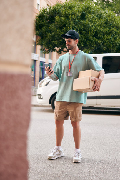 邮差用他的手机检查订单背景是一辆货车图片下载