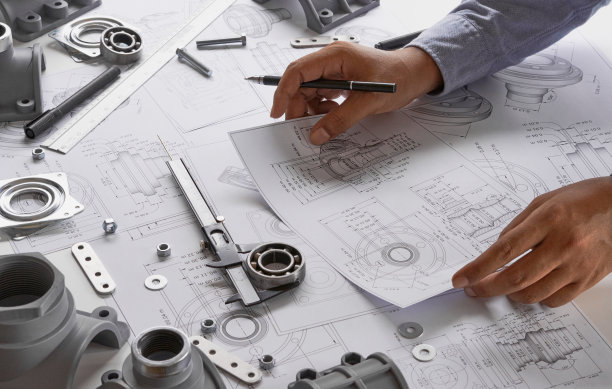 技术员设计机械零件图纸：工厂工业项目蓝图，测量轴承卡尺图片下载