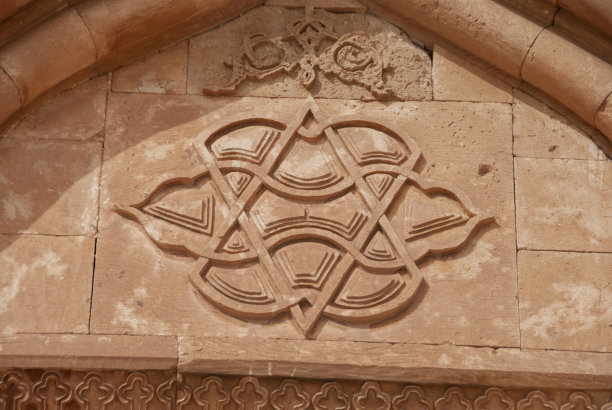 石壁上刻有花卉图案图片下载