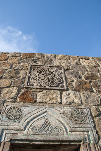 石壁上刻有花卉图案图片下载