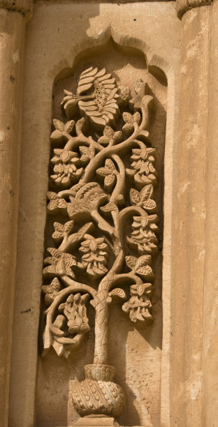 石壁上刻有花卉图案图片下载