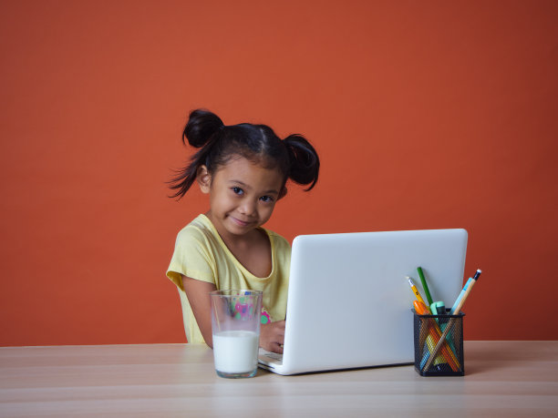 小女孩在家用笔记本电脑上网学习图片下载