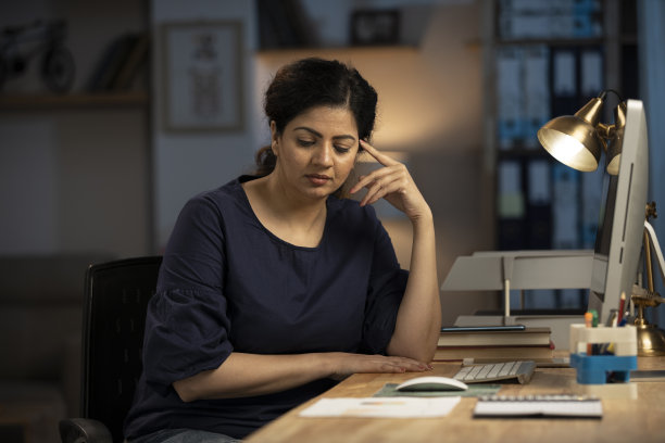 女人在家里办公室的电脑上工作，股票照片图片下载