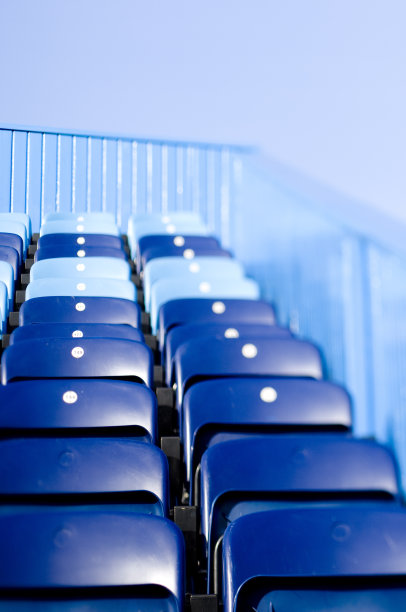 蓝天足球场空蓝色座位图片下载