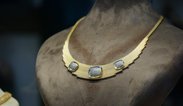 珠宝奢侈品零售店橱窗陈列展柜图片下载