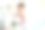 做梦的女人在家里的笔记本电脑上喝一杯放松的工作。舒适的工作空间，粉红色的牡丹花在桌子上，室内光线充足。对所做的工作感到满意。需要时间来恢复。图片下载