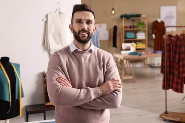 现代工坊中专业裁缝的肖像图片下载