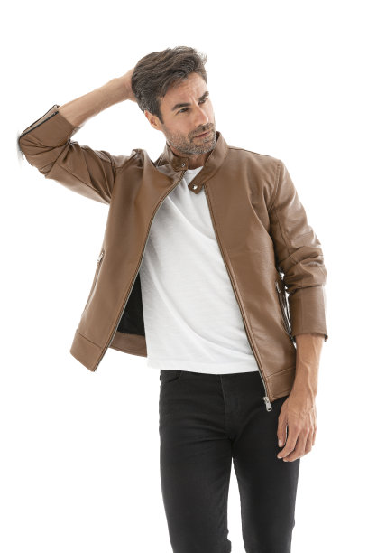 英俊的中年西班牙短粗胡须男子在白色工作室。图片下载