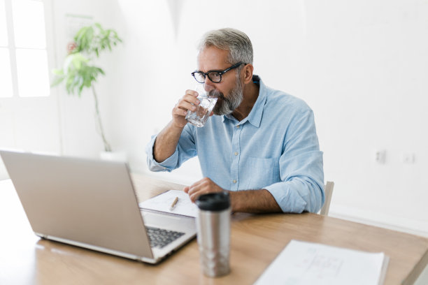 高级职员在办公室工作图片下载