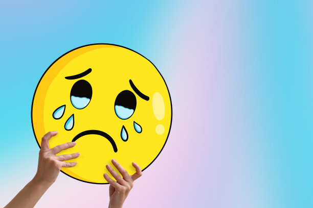 拿着表情符号的女人图片下载