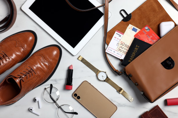 平面构图与文件，金钱和配件在白色大理石背景。出差打包图片下载