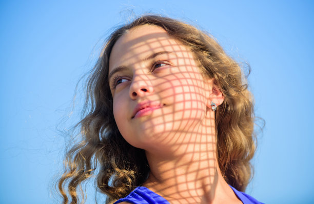 天做梦的人。青春是辉煌的。暑假和假期。享受好天气。孩子的时尚。户外漂亮的孩子。自然美景。小女孩长发。快乐的童年。完美健康肌肤图片下载