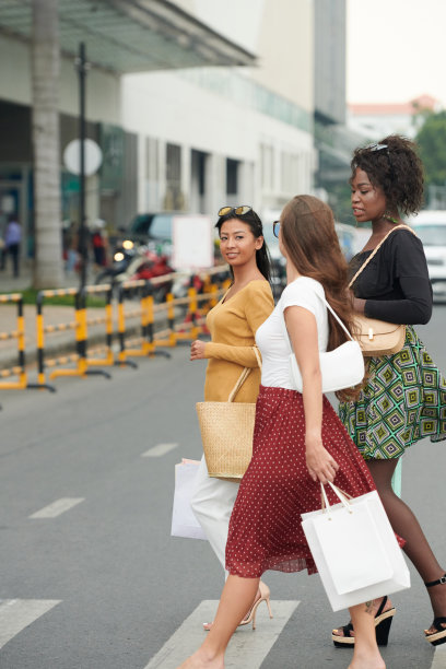 美女过马路图片下载