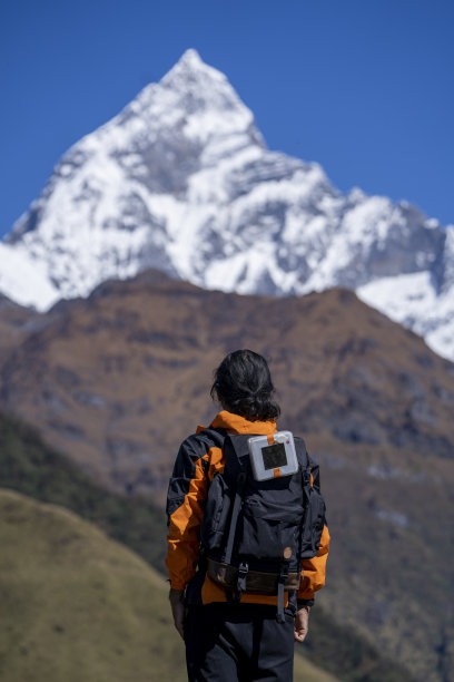 一个人在山中为旅行的概念。登山游客。图片下载