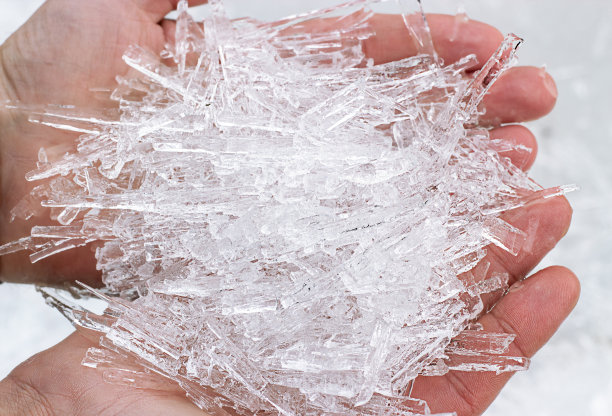 一个人手里的冰块图片下载