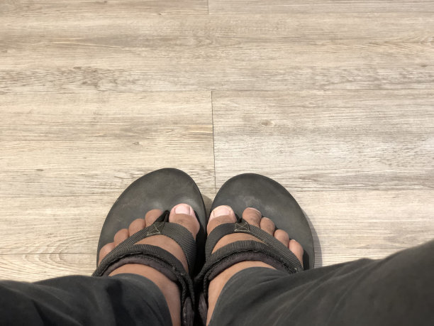 腿和木地板的照片图片下载