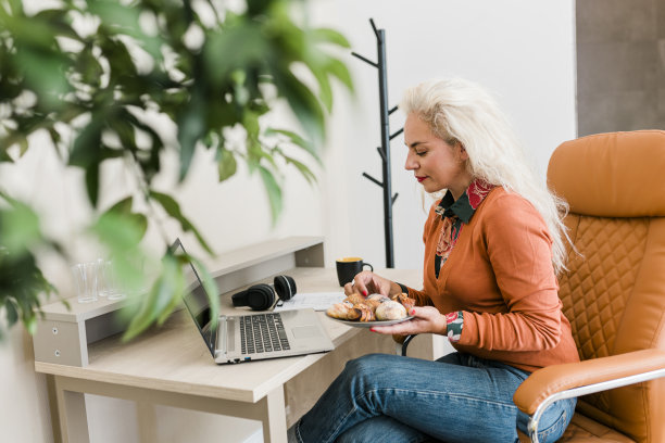 成熟的企业家在公司办公室享受午休时间图片下载