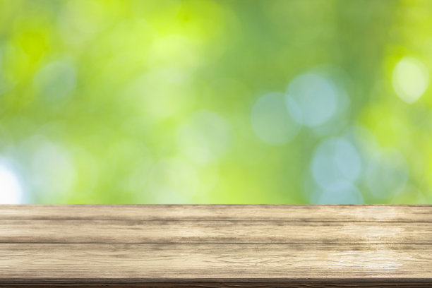 木桌与森林散景横幅图片下载