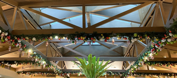 餐厅圣诞庆典的天花板装饰。图片下载