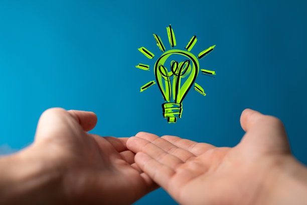 漂浮在人手上的绿色灯泡的三维渲染节能和生态概念图片下载