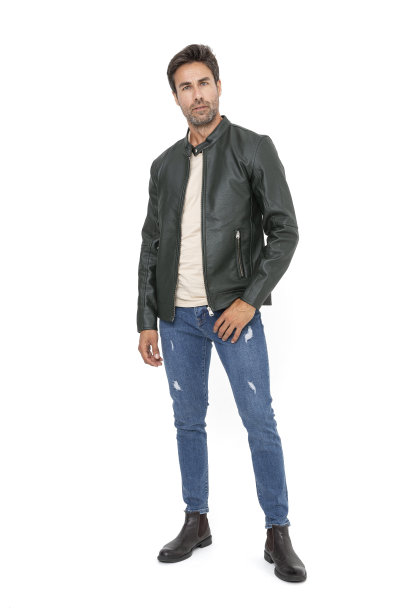 英俊的中年西班牙短粗胡须男子在白色工作室。图片下载