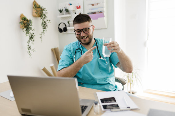 医生在办公室用笔记本电脑喝水图片下载